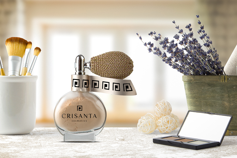 Botella de perfume con atomizador junto a productos de maquillaje