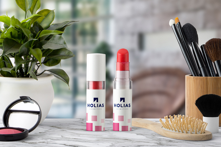 Lápices labiales abierto y cerrado, pinceles de maquillaje y un peine