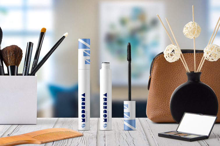 Tubos de rímel junto a productos de maquillaje