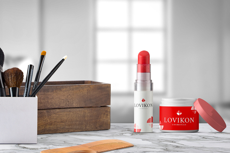 Lápiz labial, bote de crema y pinceles de maquillaje