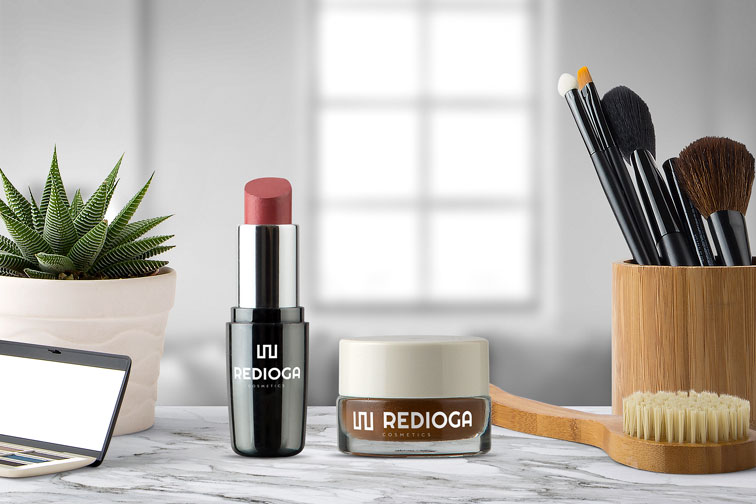 Lápiz labial, pinceles de maquillaje y un bote cosmético de vidrio