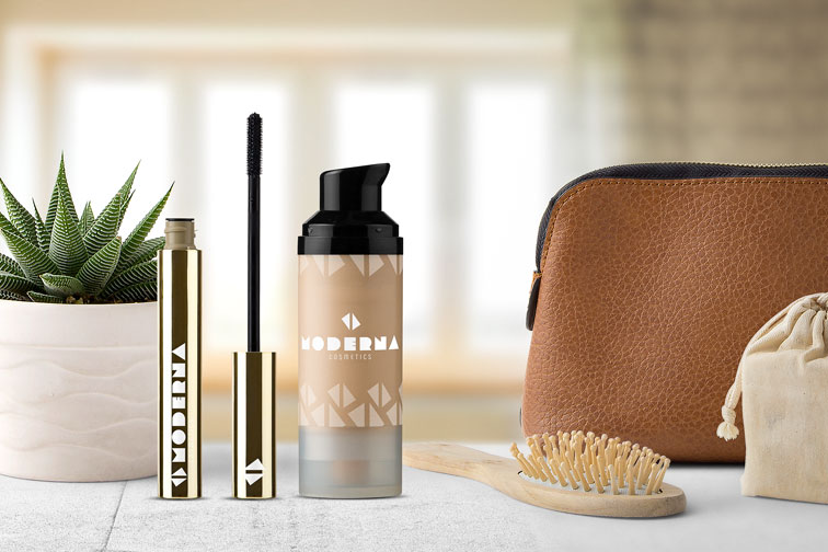 Base de maquillaje, rímel y una bolsa de cosméticos