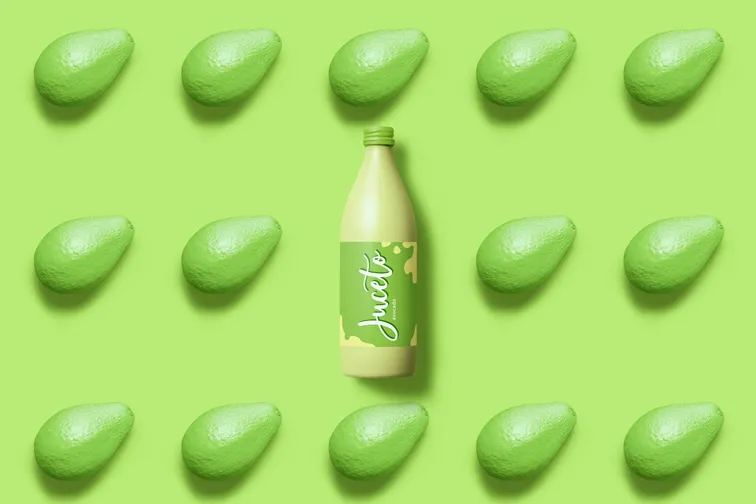 Garrafa de suco num fundo de abacate pop art