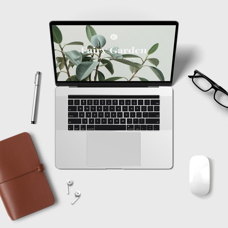Ноутбук, Magic Mouse и AirPods на Столе