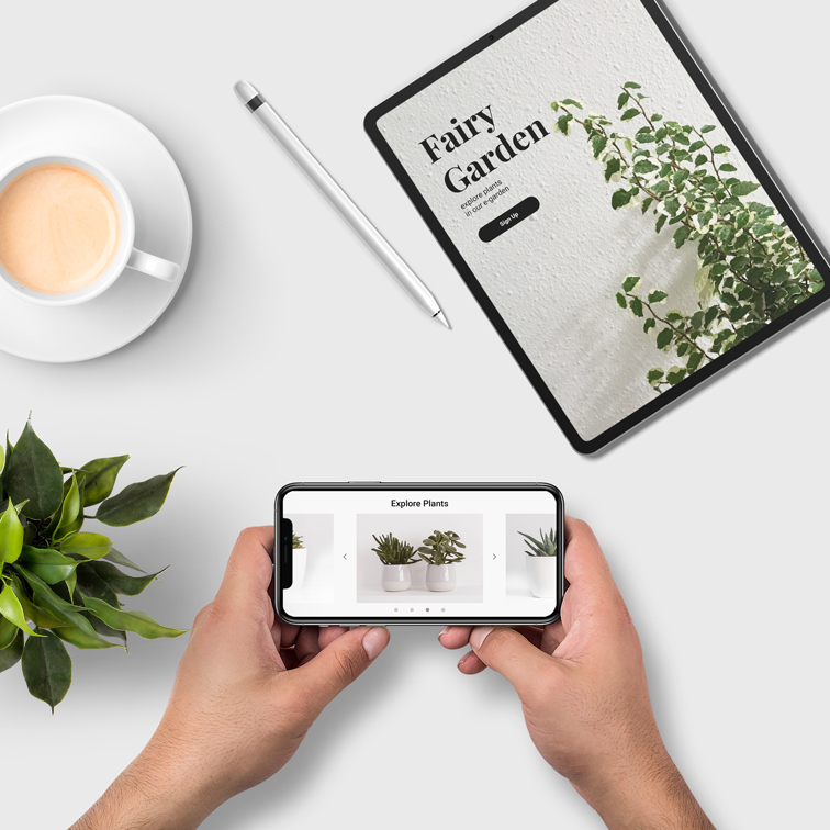 Руки Держат iPhone возле iPad Pro и iPencil