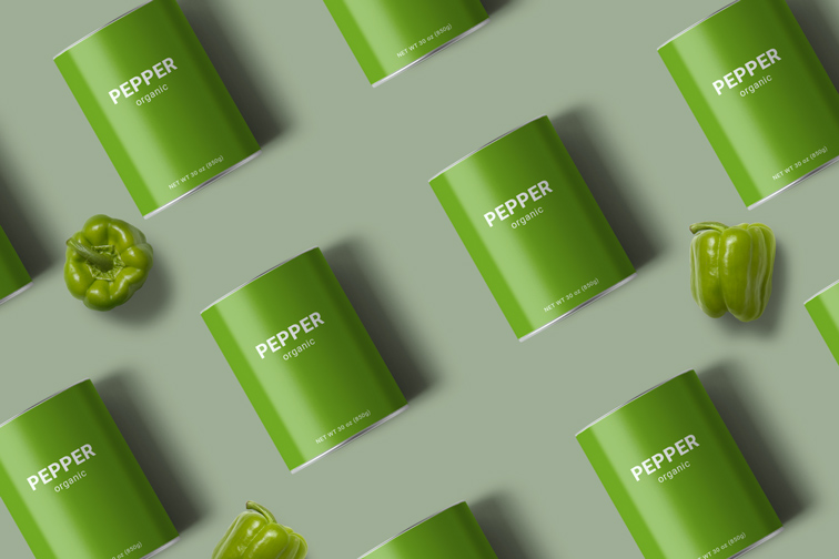 Plusieurs boîtes de conserve avec des poivrons verts