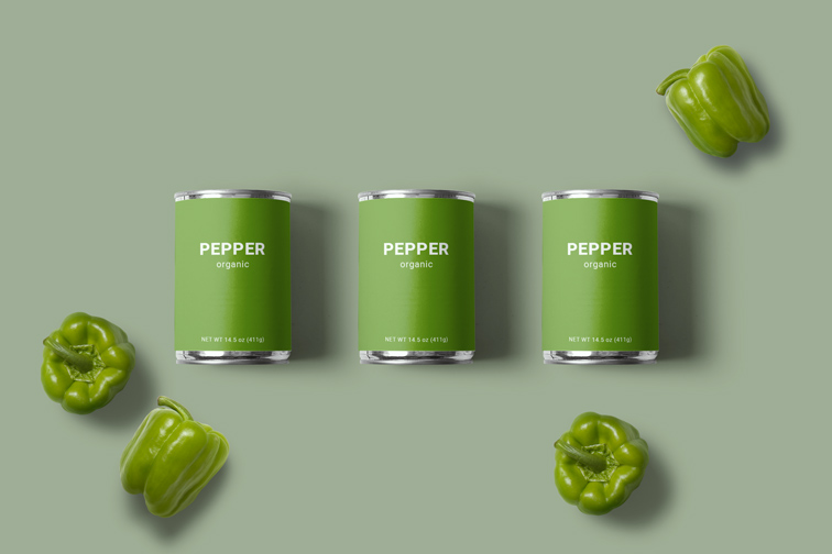 Trois boîtes de conserve avec des poivrons verts