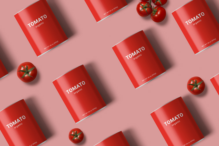Plusieurs boîtes de conserve avec des tomates