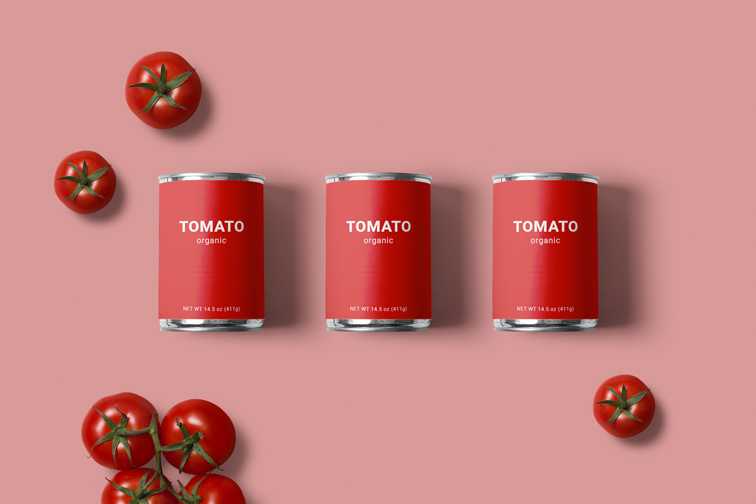 Trois boîtes de conserve avec des tomates