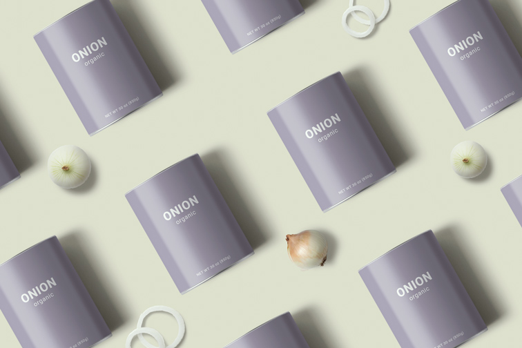 Plusieurs boîtes de conserve avec des oignons