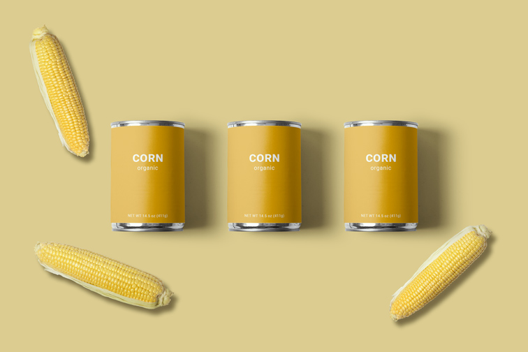 Trois boîtes de conserve avec maïs