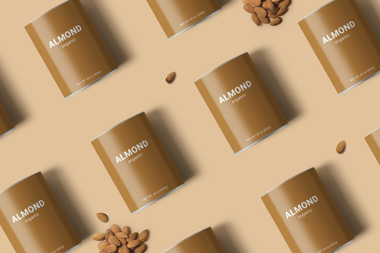 Plusieurs boîtes de conserve avec des amandes