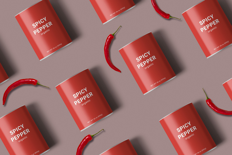 Plusieurs boîtes de conserve avec des piments