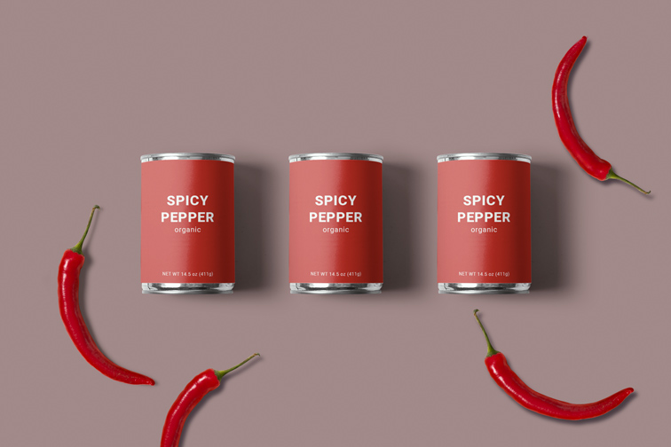 Trois boîtes de conserve avec des piments