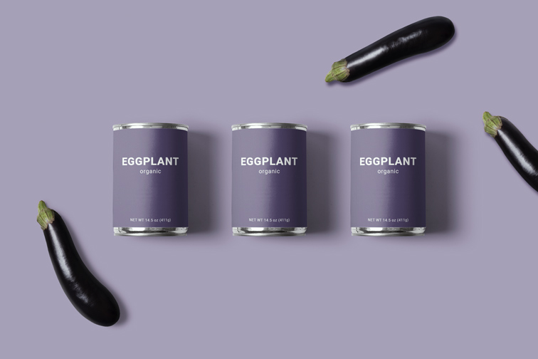 Trois boîtes de conserve avec des aubergines