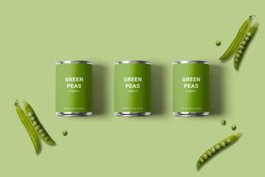 Trois boîtes de conserve avec des petits pois