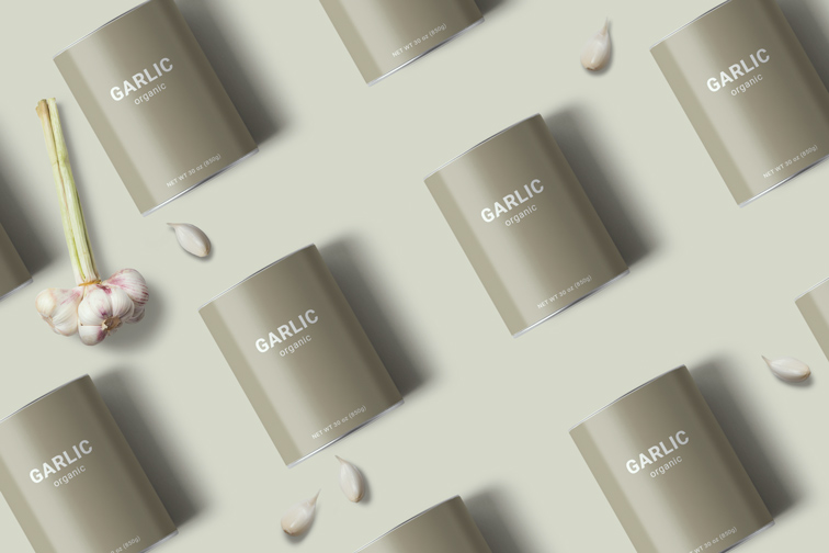 Plusieurs boîtes de conserve avec de l'ail