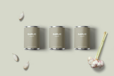 Trois boîtes de conserve avec de l'ail