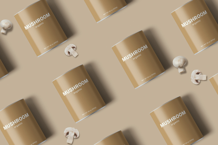 Plusieurs boîtes de conserve avec des champignons