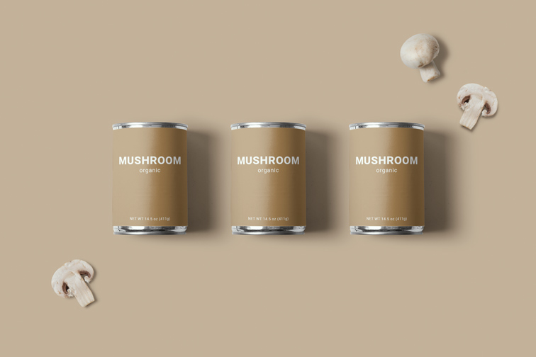 Trois boîtes de conserve avec des champignons