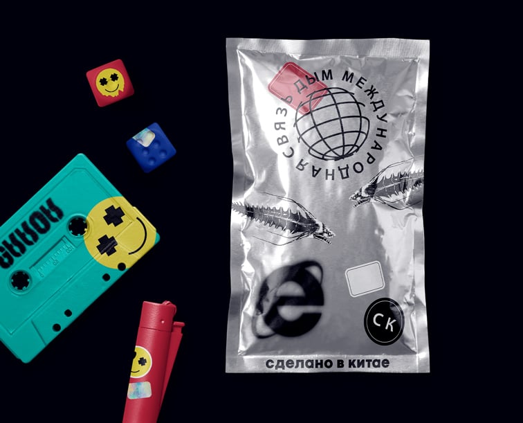 Casete de videojuegos y un paquete con objetos de los 90