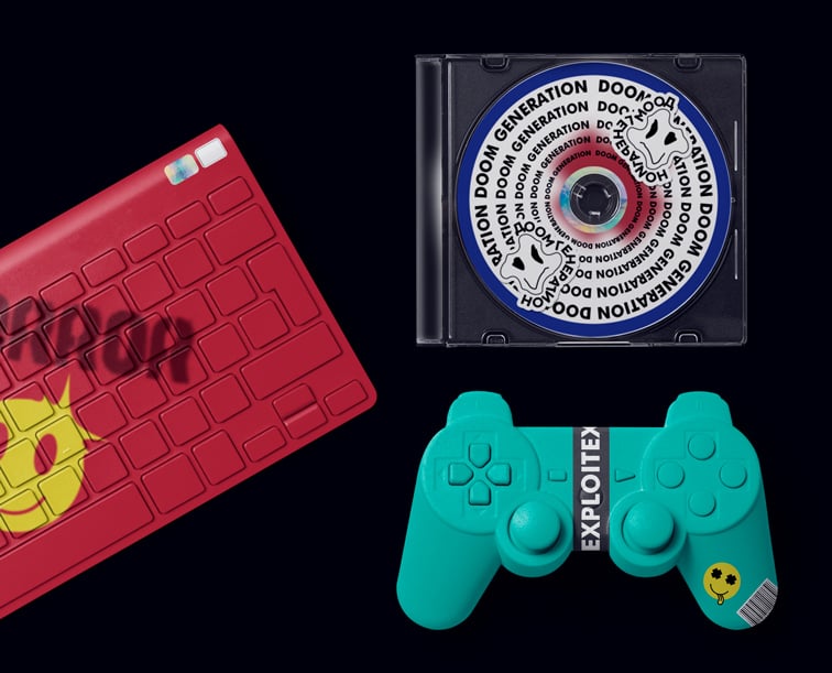 Controlador de videojuegos, un CD y un teclado