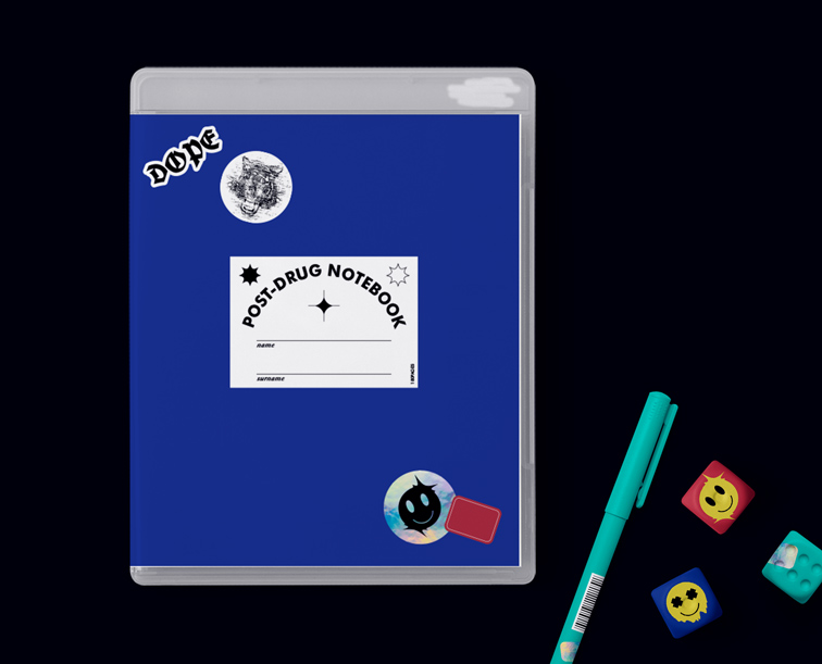 Cuaderno de los 90, un bolígrafo y gomas de borrar emoji