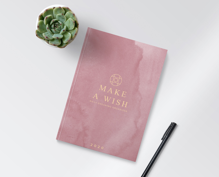 Cuadernillo junto a un bolígrafo y un cactus