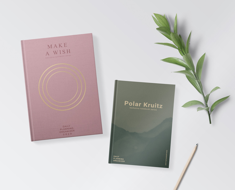 Dos cuadernillos de tapa dura junto a un lápiz