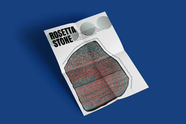 Cartaz dobrado sobre um fundo azul