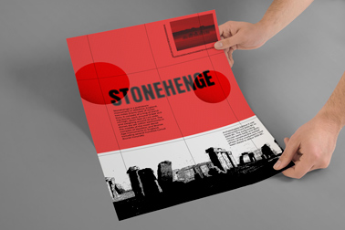 Mãos segurando um cartaz pelos lados