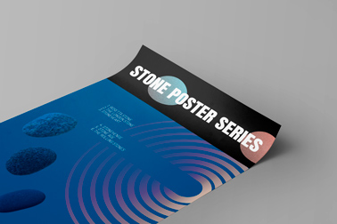 Cartaz deitado sobre um fundo cinza