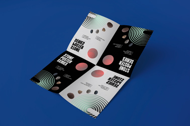 Cartaz dobrado sobre um fundo azul