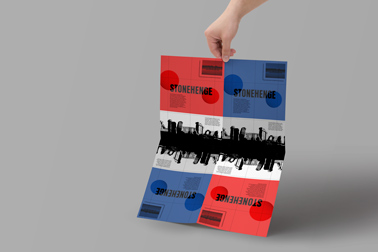 Mão segurando um cartaz semi-dobrado por cima