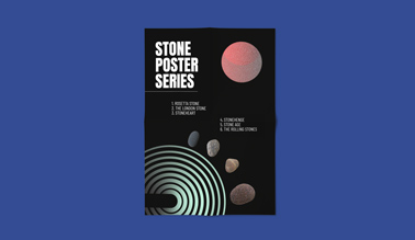 Cartaz semi-dobrado sobre um fundo azul