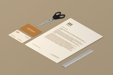 Flyer, cartes de visite, ciseaux et une règle