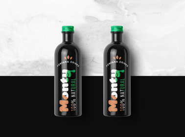 Bouteilles de jus de fruits sur un fond noir et blanc