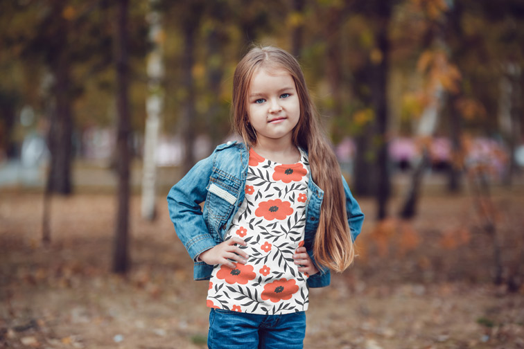 Niña entre árboles otoñales