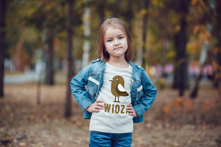 Niña en un parque otoñal