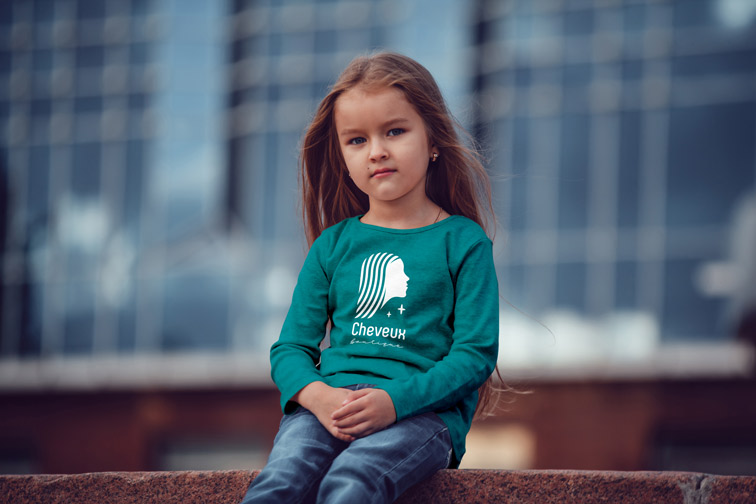 Niña sentada en las escaleras