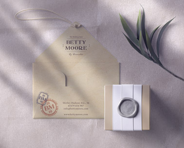 封筒や包まれた箱、植物