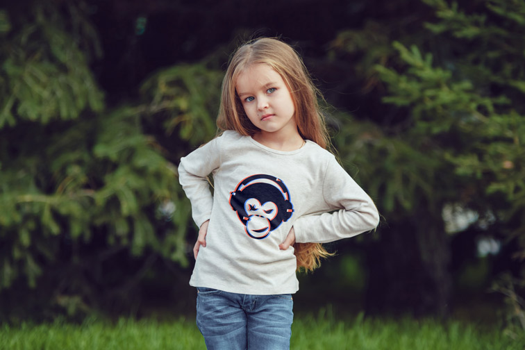 Niña posando en el parque