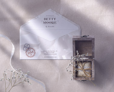 木製のリングボックスや開いている封筒