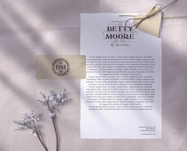 飾られた結婚式のチラシと名刺