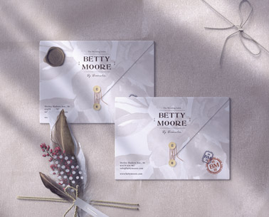 飾り付きの2つの結婚式の封筒