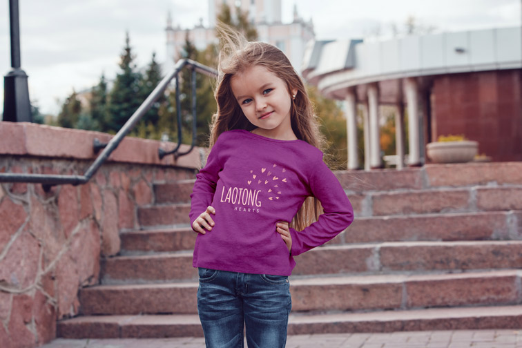 Niña posando en las escaleras