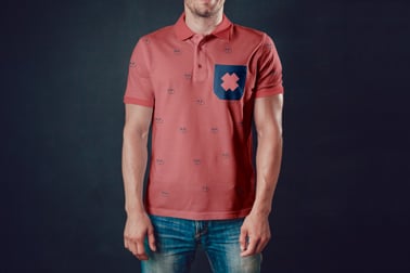 Polo pour hommes sur fond sombre