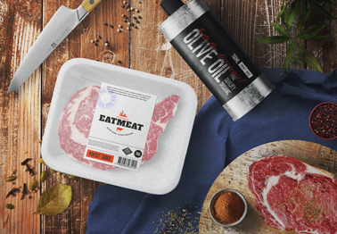 Emballage de viande et bouteille d'huile sur une table de cuisine