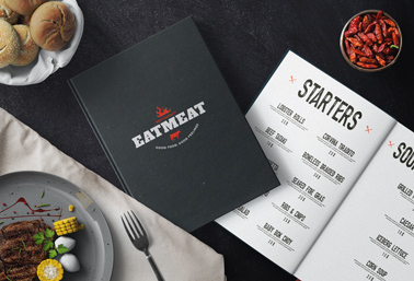 Menus ouverts et fermés sur une table à manger