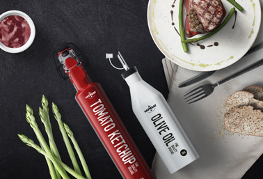 Ketchup et bouteille d'huile sur une table à manger